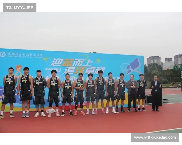 校园新生篮球赛混编队伍夺冠，团队协作展青春风采