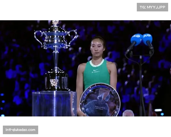 颁奖典礼上，获得亚军的波兰女将席曼诺斯卡泪洒领奖台