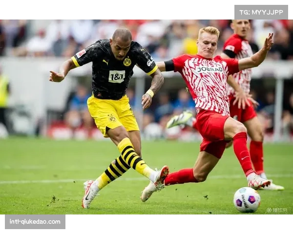 科隆对阵波鸿，主队前锋蒂尔曼进球后展示纪念T恤